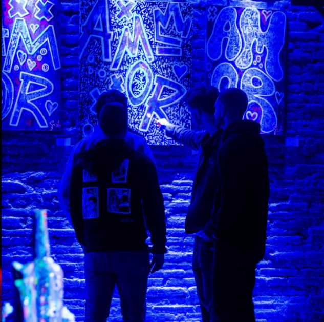 Exposición de arte en el Set Fractal